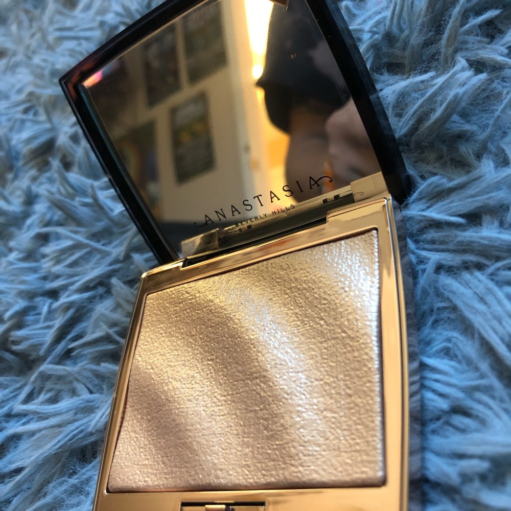NEW- Anastasia Beverly Hills Amrezy Highlighter